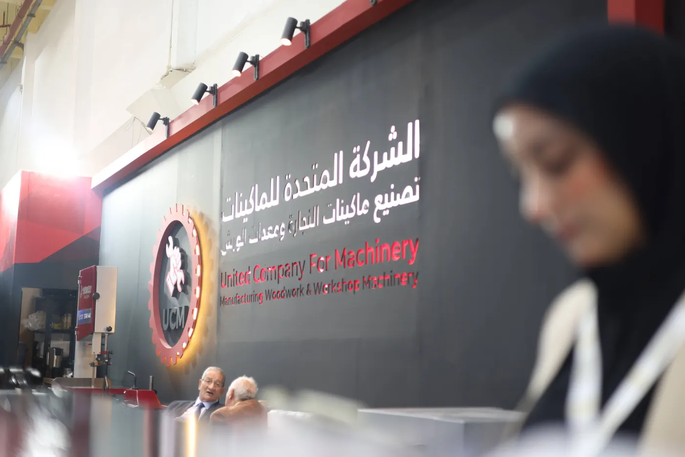 نقاشات فنية وهندسية