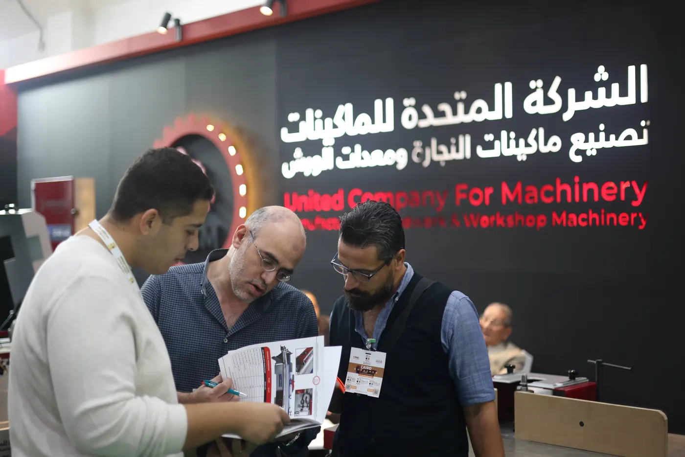 توافد المهتمين بالصناعة